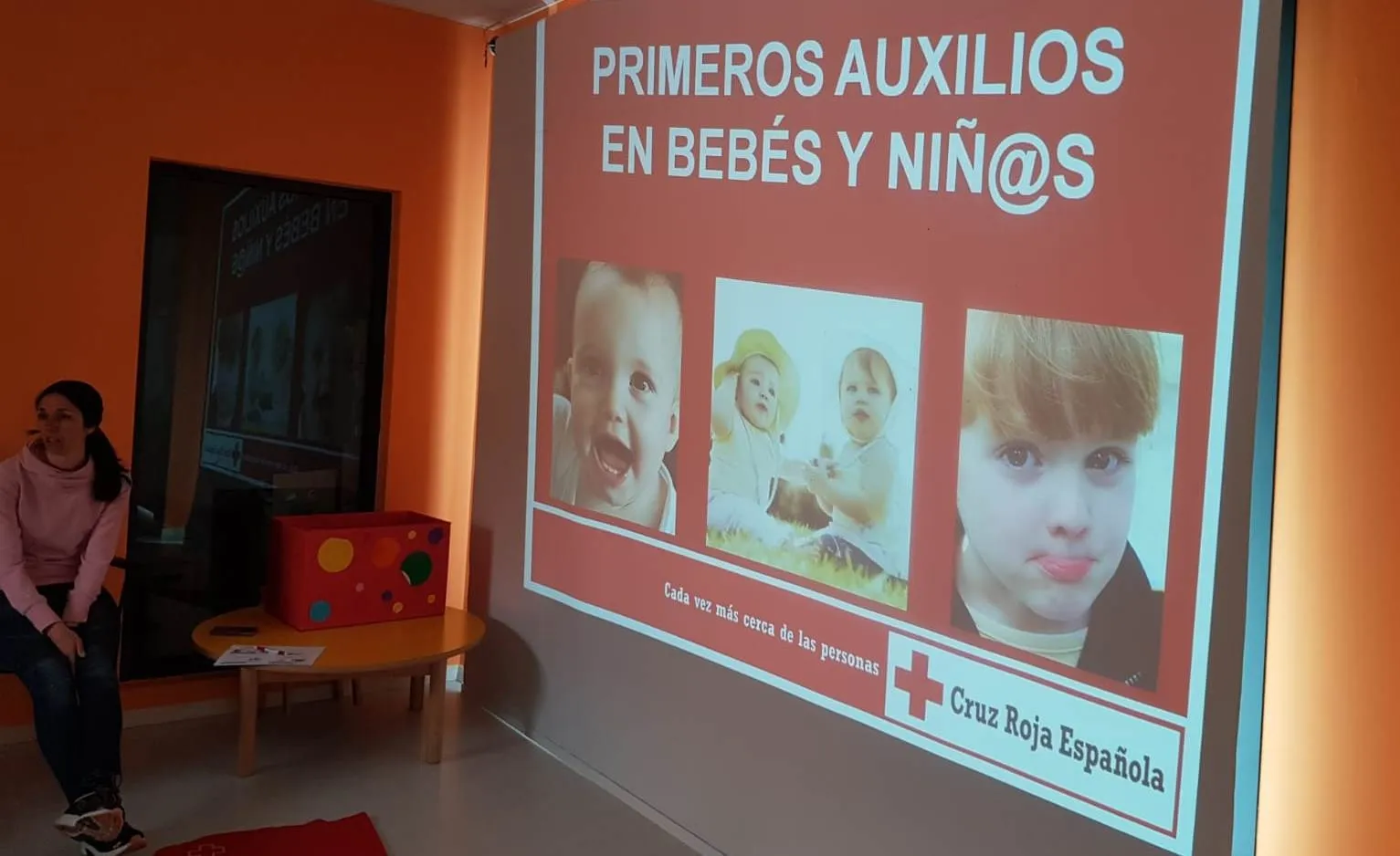 Foto 4 - Las empleadas de la Escuela Infantil reciben un curso de Primeros Auxilios  