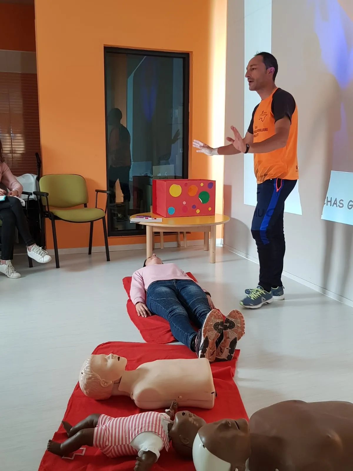 Foto 2 - Las empleadas de la Escuela Infantil reciben un curso de Primeros Auxilios  