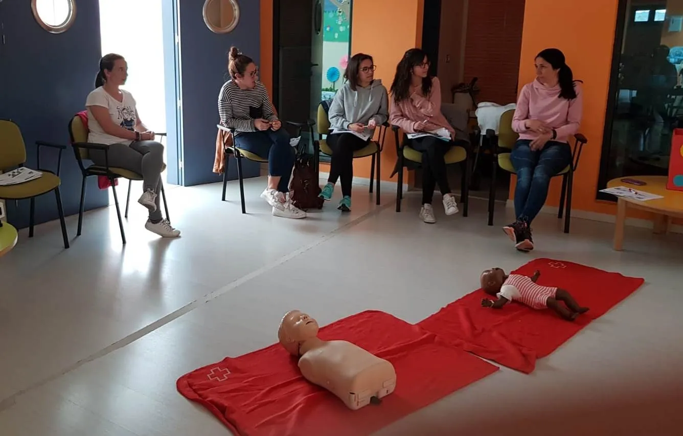 Foto 3 - Las empleadas de la Escuela Infantil reciben un curso de Primeros Auxilios  