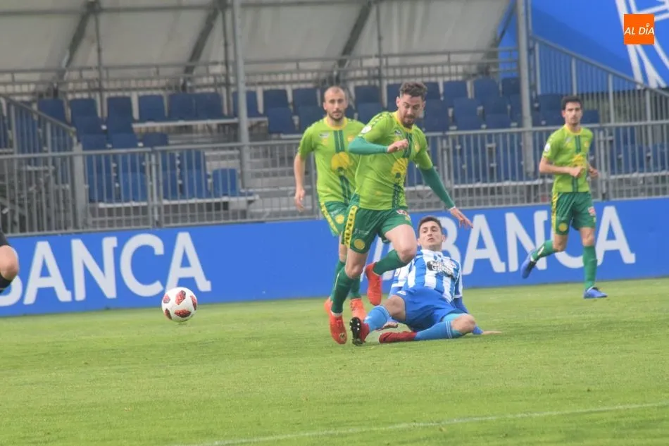 Quitana intenta hacerse con el balón / José Luis Cotobal