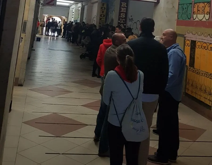 Aficionados en busca de entradas