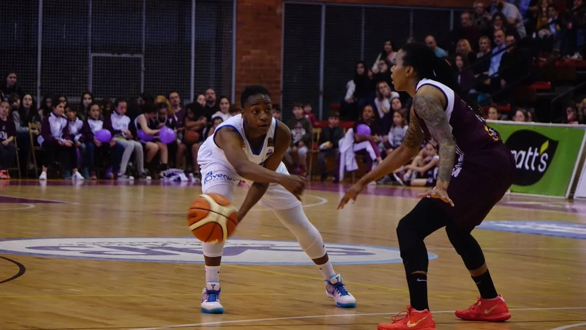 Loyd en un partido con Perfumerías Avenida