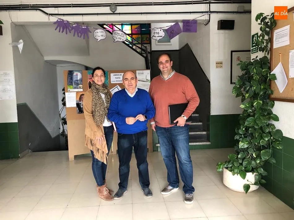 Foto 3 - Roberto Mart&iacute;n se re&uacute;ne con el personal de los colegios para plantear mejoras