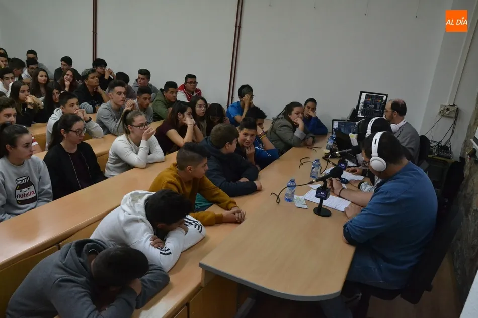Foto 3 - El IES Tierra monta un programa de radio para promocionar sus estudios de FP  