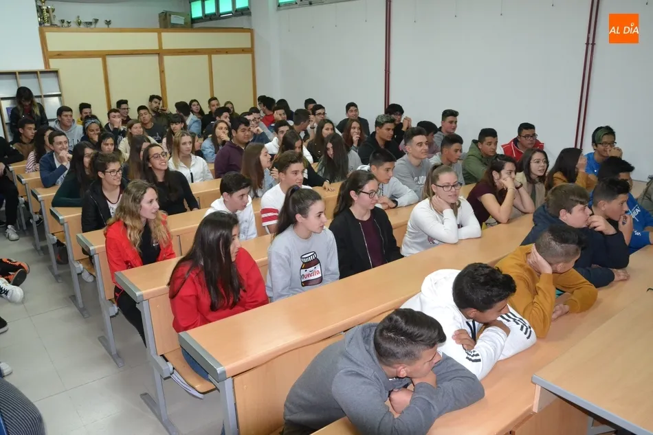 Foto 6 - El IES Tierra monta un programa de radio para promocionar sus estudios de FP  