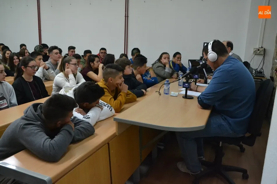 El IES Tierra monta un programa de radio para promocionar sus estudios de FP  