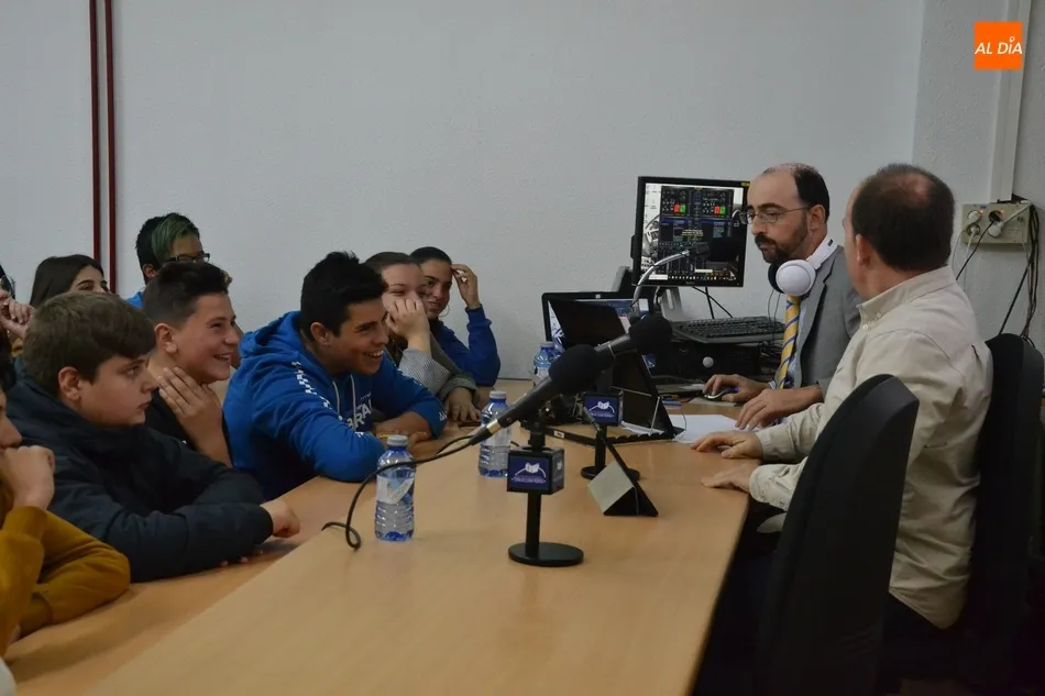 Foto 2 - El IES Tierra monta un programa de radio para promocionar sus estudios de FP  