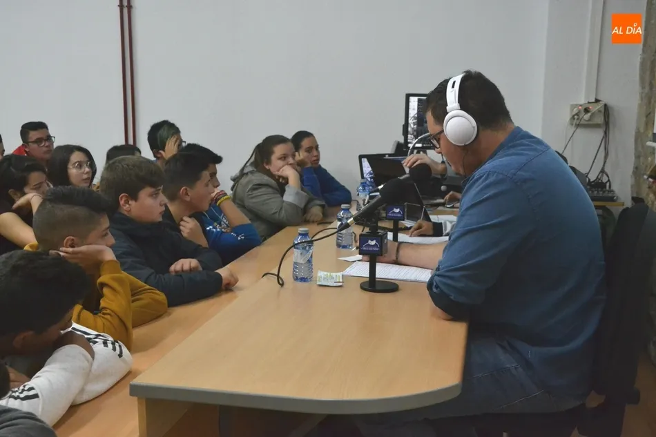 Foto 4 - El IES Tierra monta un programa de radio para promocionar sus estudios de FP  