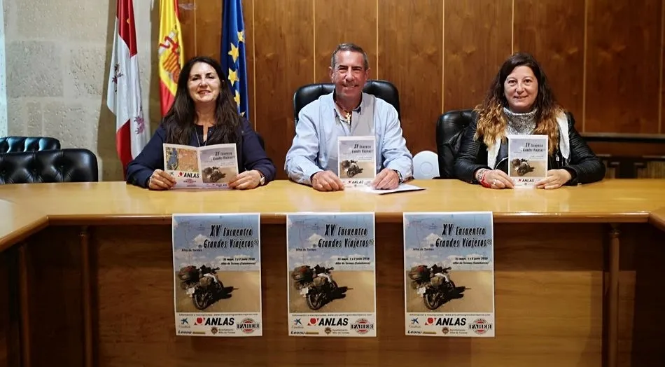 Conchi Cosme y Jaime Núñez, junto a la concejal de Turismo, Sonia Sánchez