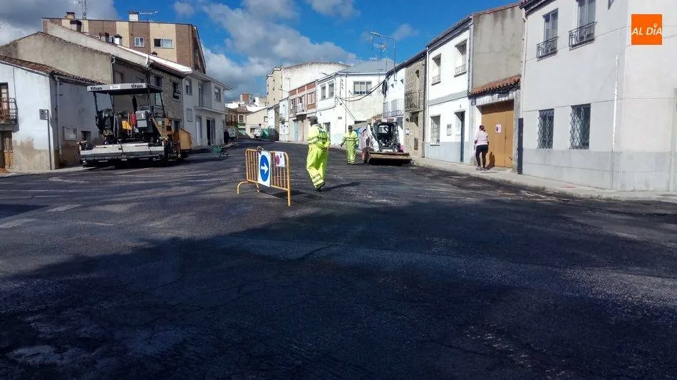Tras el asfaltado de la calle Amparo hace unas semanas, la semana próxima se procederá al pintado de zonas de aparcamiento y pasos de cebra
