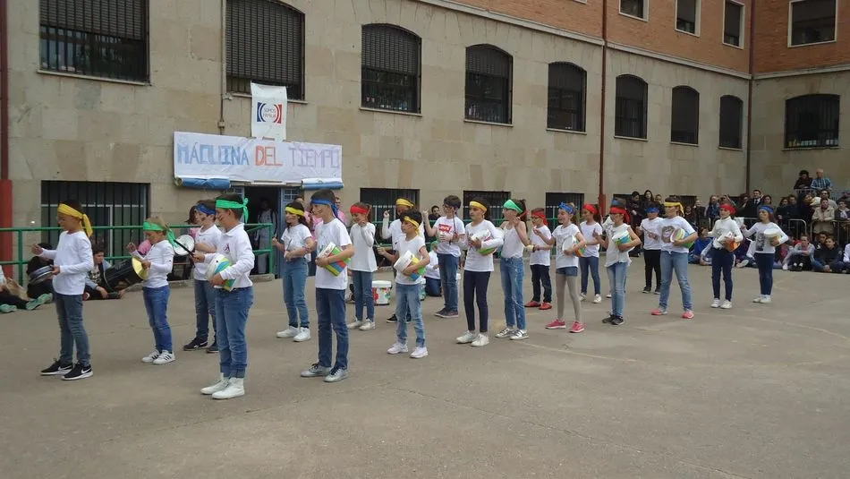Los alumos han presentado los bailes preparados para la fiesta