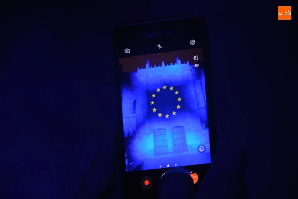 Foto 9 - La fachada de la Universidad se ilumina de azul por la celebraci&oacute;n del D&iacute;a de Europa