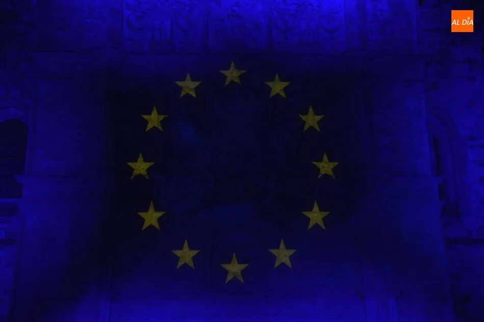 Foto 8 - La fachada de la Universidad se ilumina de azul por la celebraci&oacute;n del D&iacute;a de Europa
