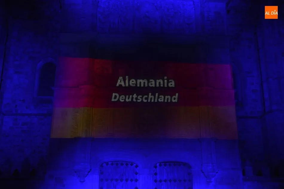 Foto 6 - La fachada de la Universidad se ilumina de azul por la celebraci&oacute;n del D&iacute;a de Europa