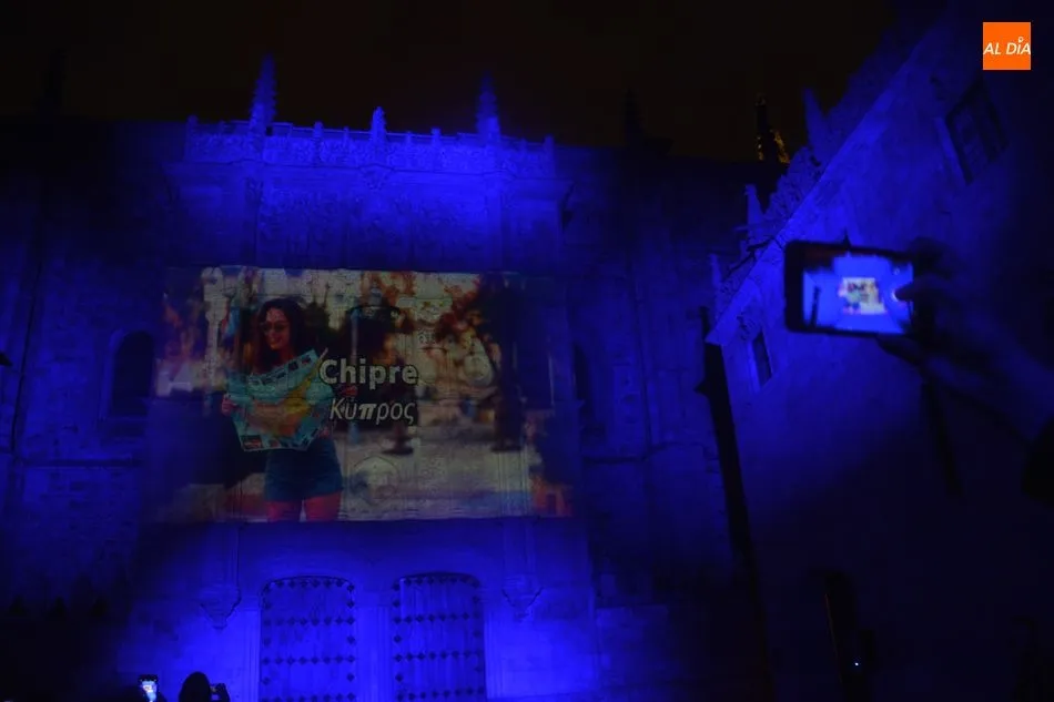 Foto 5 - La fachada de la Universidad se ilumina de azul por la celebraci&oacute;n del D&iacute;a de Europa