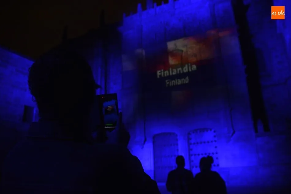 Foto 4 - La fachada de la Universidad se ilumina de azul por la celebraci&oacute;n del D&iacute;a de Europa