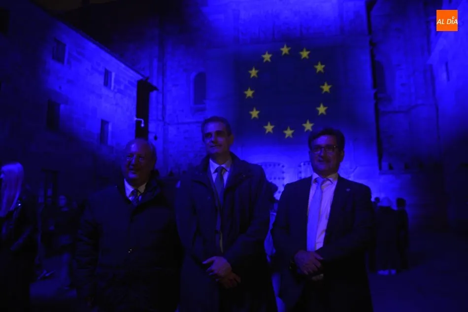 Foto 3 - La fachada de la Universidad se ilumina de azul por la celebraci&oacute;n del D&iacute;a de Europa