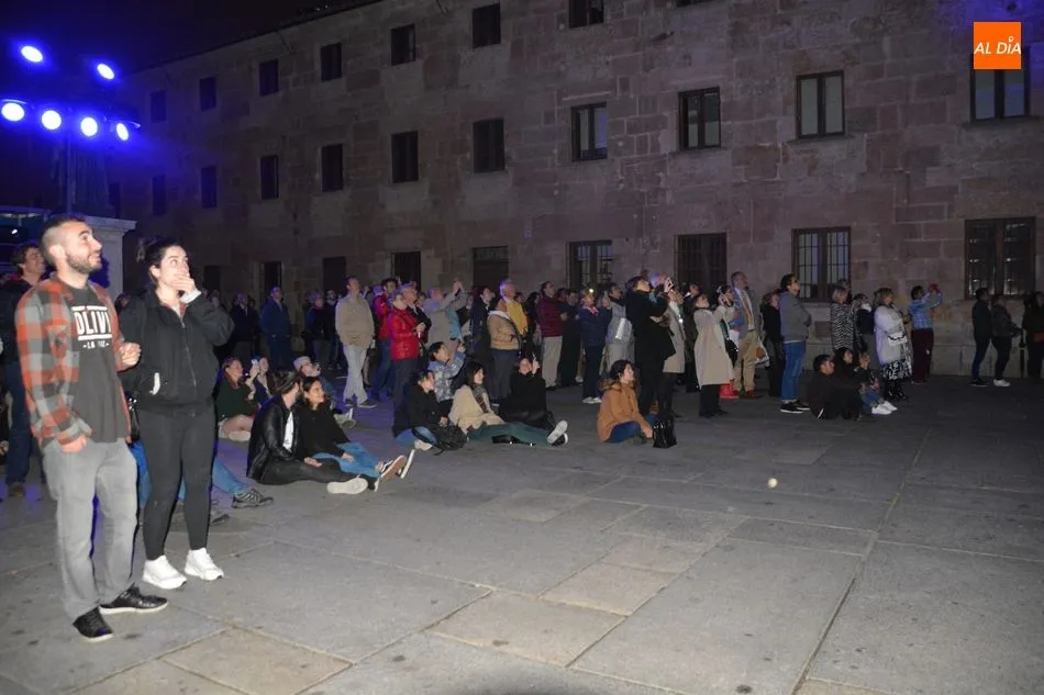 Foto 2 - La fachada de la Universidad se ilumina de azul por la celebraci&oacute;n del D&iacute;a de Europa