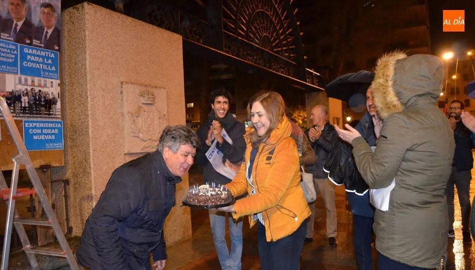 Tradicional pegada de carteles en la Plaza de España