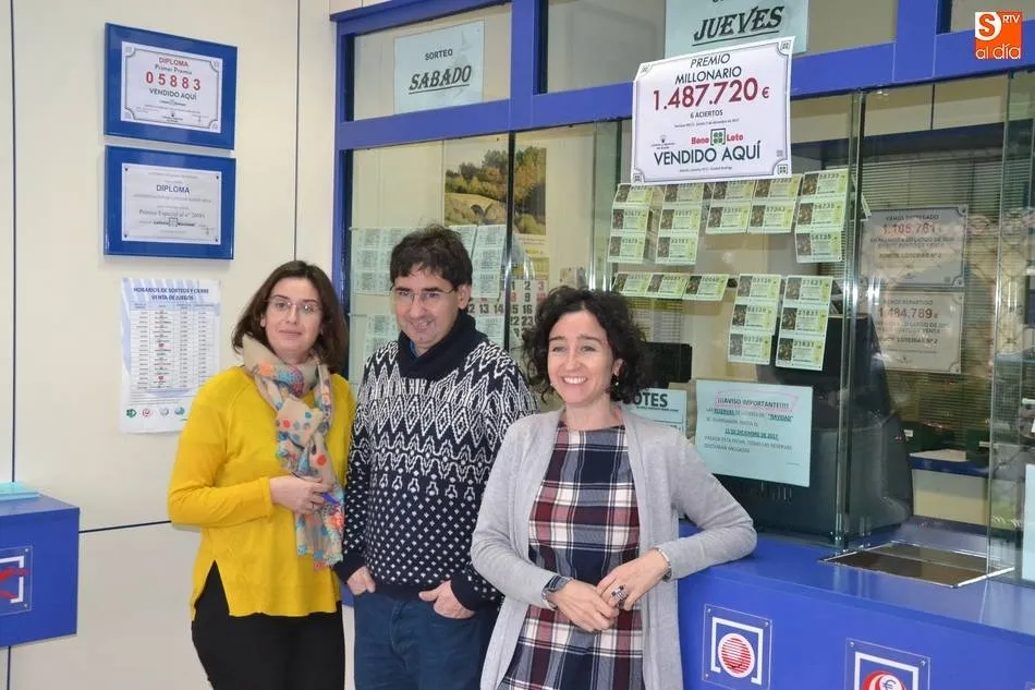 Los responsables de la Administración de Loterías, en el momento del reparto de otro premio relevante