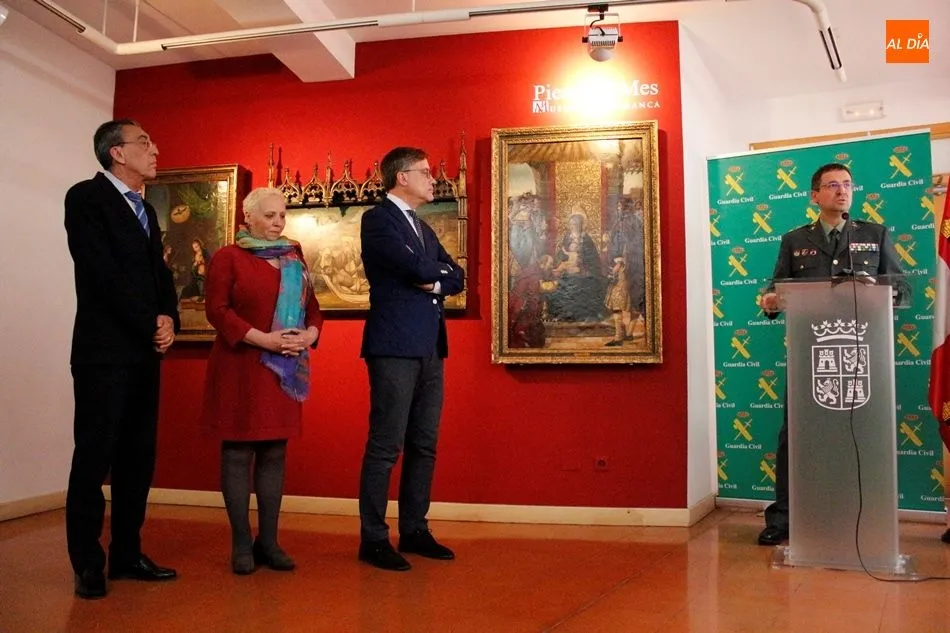 El director general de Patrimonio Cultural de la Junta de Castilla y León, Enrique Saiz Martín, y el teniente coronel jefe de la Comandancia de la Guardia Civil de Salamanca, Jorge Montero Llácer, en la presentación de estas obras. Foto de Elena López