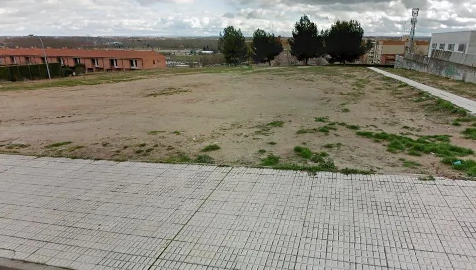 Descampado junto a la calle Madrigal de las Altas Torres. Foto Google Maps