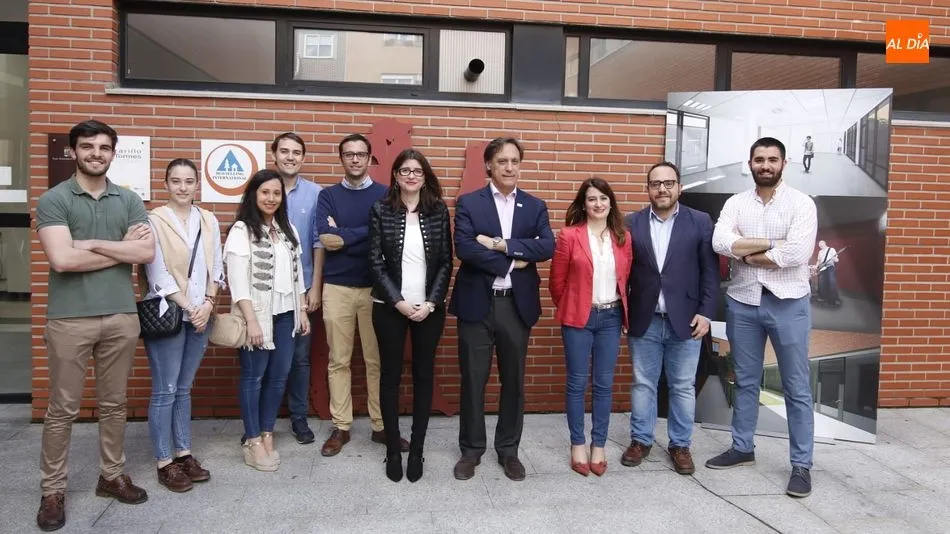 Carlos García Carbayo ha visitado esta tarde el albergue municipal Lazarillo de Tormes. Foto: Lydia González