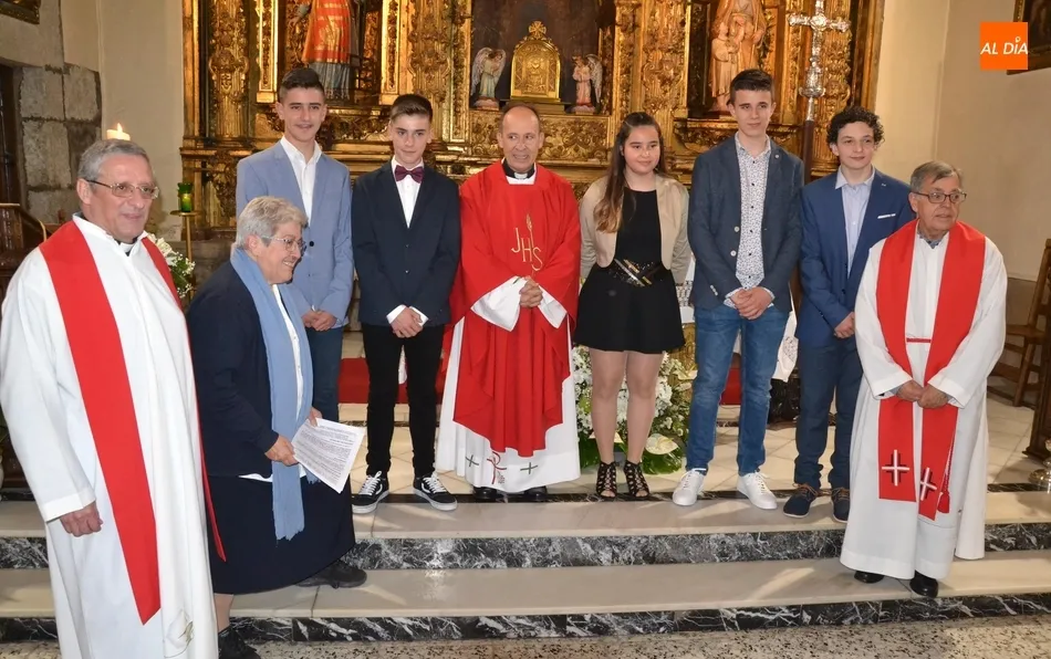 Foto 2 - Cinco j&oacute;venes reciben el Sacramento de la Confirmaci&oacute;n en la Parroquia de San Andr&eacute;s  