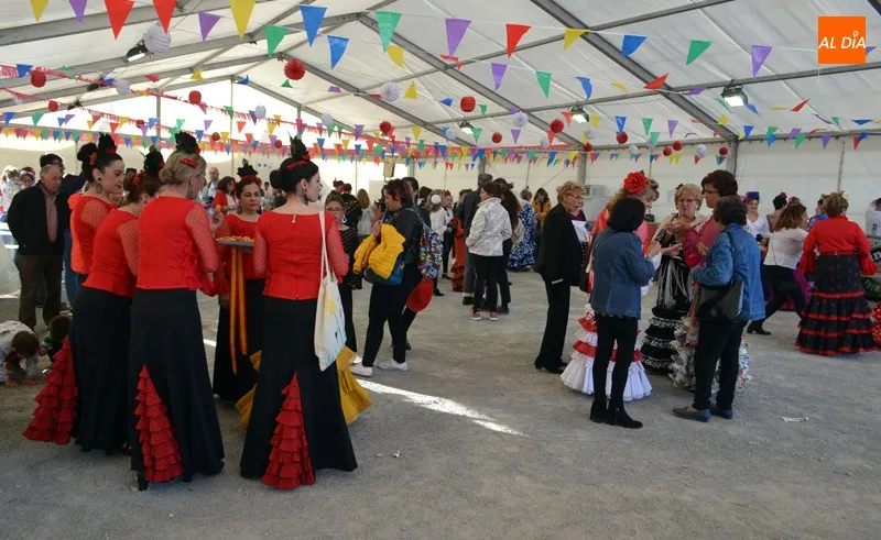 Foto 6 - Volantes, bailes y ganas, muchas ganas dan la bienvenida a la XI Feria de Abril y II Feria del...