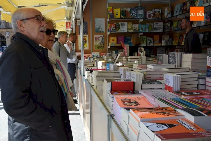 Visitantes en la Feria del Libro de Salamanca / Eva Fernández