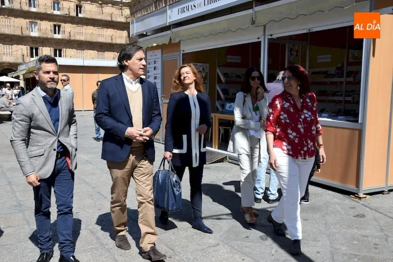 Foto 5 - La Feria Municipal del Libro convierte la Plaza Mayor de Salamanca en el epicentro de la cultura