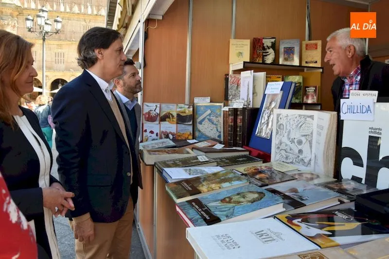 Foto 3 - La Feria Municipal del Libro convierte la Plaza Mayor de Salamanca en el epicentro de la cultura