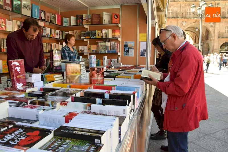 Foto 2 - La Feria Municipal del Libro convierte la Plaza Mayor de Salamanca en el epicentro de la cultura