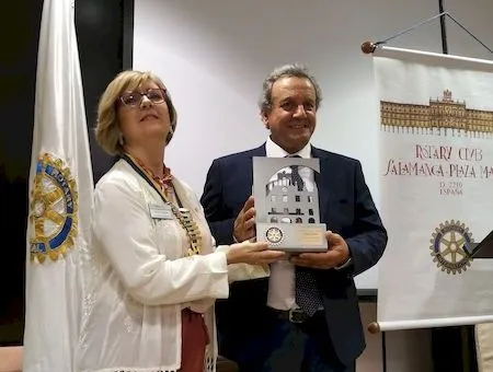 Momento de la entrega del reconocimiento