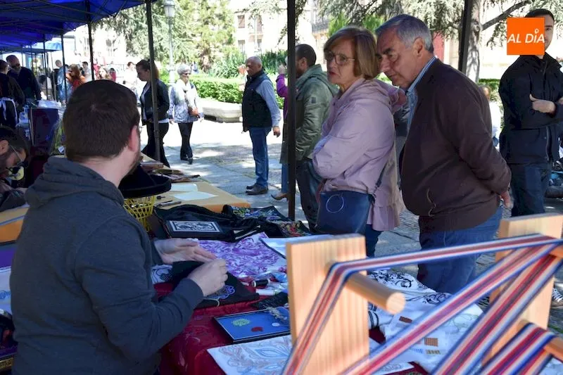 Visitantes a la VI Feria Artesana / Eva Fernández