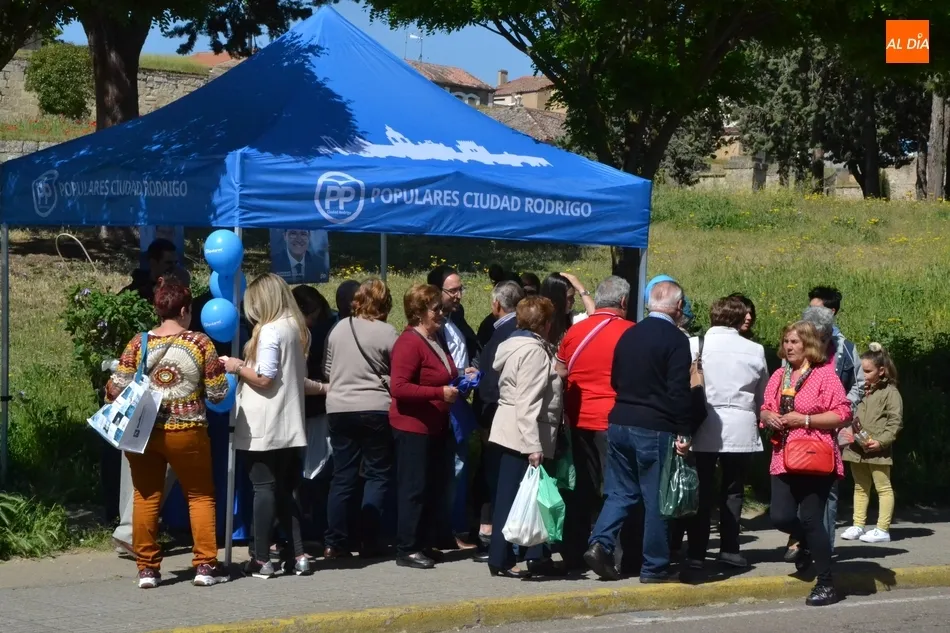 Foto 10 - La muerte de Rubalcaba condiciona el primer s&aacute;bado de mercadillo electoral  