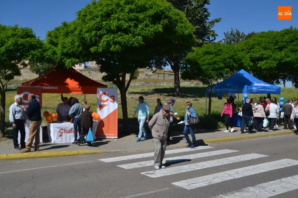 La muerte de Rubalcaba condiciona el primer sábado de mercadillo electoral  