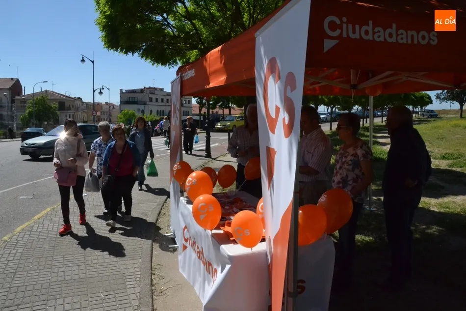 Foto 5 - La muerte de Rubalcaba condiciona el primer s&aacute;bado de mercadillo electoral  