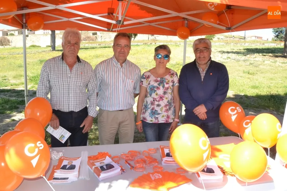 Foto 6 - La muerte de Rubalcaba condiciona el primer s&aacute;bado de mercadillo electoral  