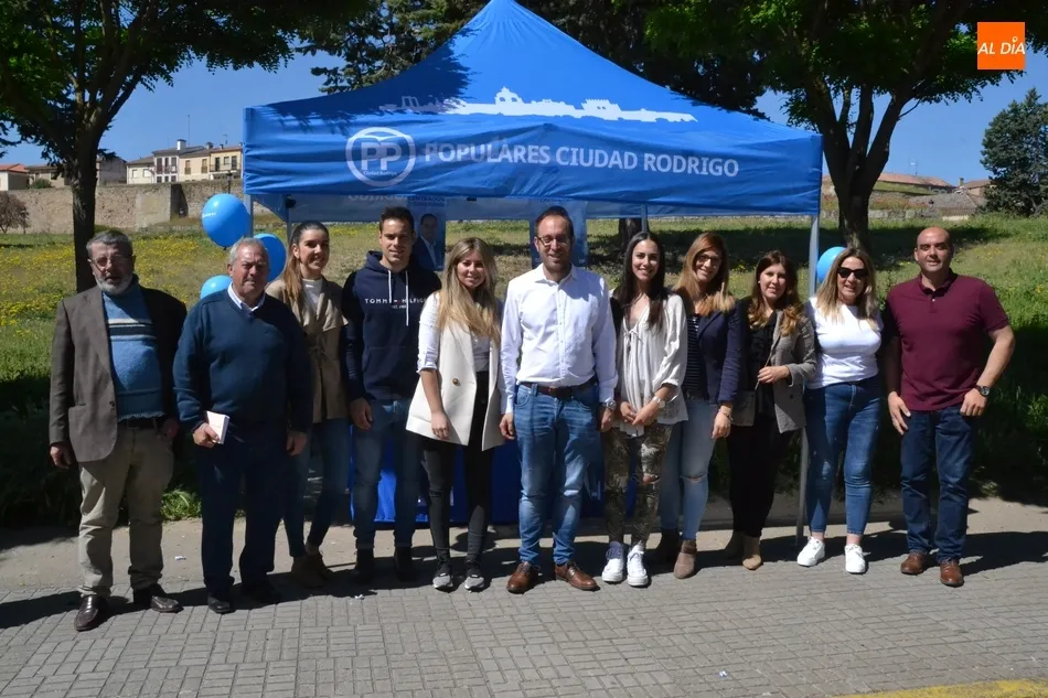 Foto 2 - La muerte de Rubalcaba condiciona el primer s&aacute;bado de mercadillo electoral  