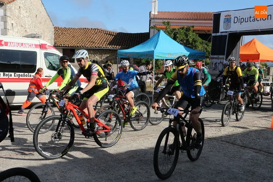 Foto 10 - David L&oacute;pez y Beatriz S&aacute;nchez triunfan en la IV BTT Entresierras
