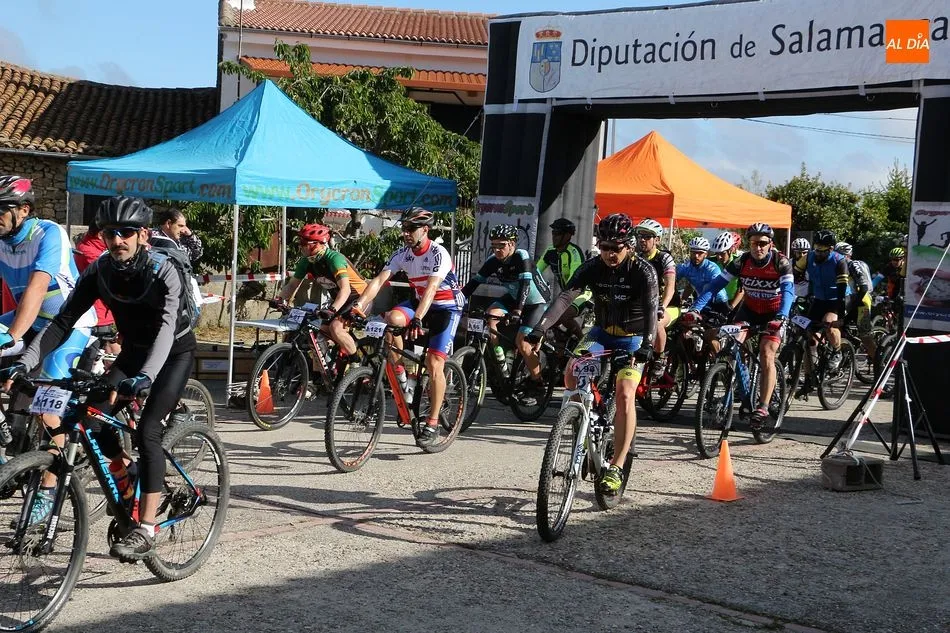 Foto 9 - David L&oacute;pez y Beatriz S&aacute;nchez triunfan en la IV BTT Entresierras