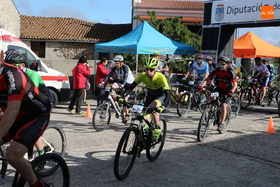 Foto 8 - David L&oacute;pez y Beatriz S&aacute;nchez triunfan en la IV BTT Entresierras