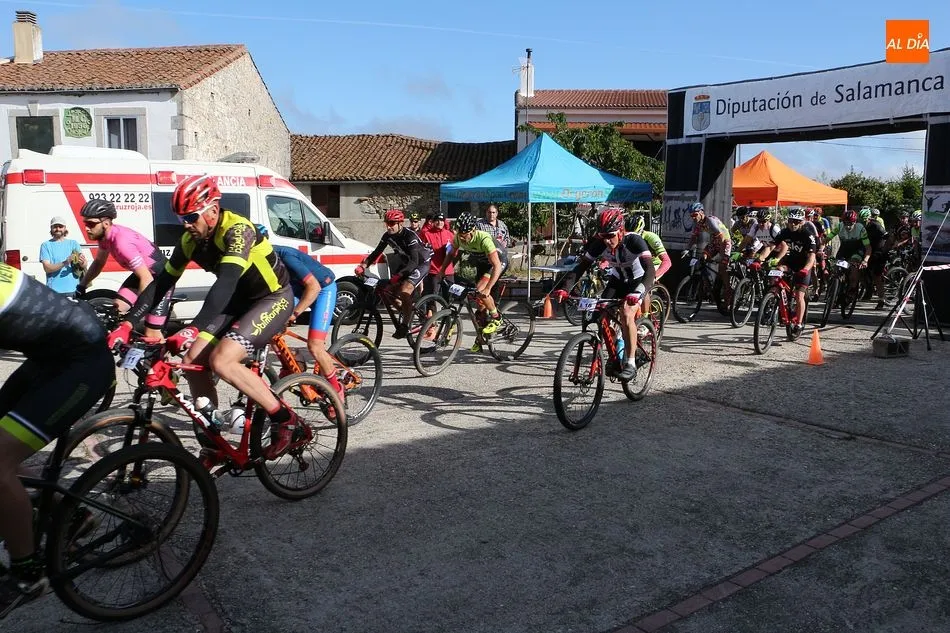 Foto 7 - David L&oacute;pez y Beatriz S&aacute;nchez triunfan en la IV BTT Entresierras