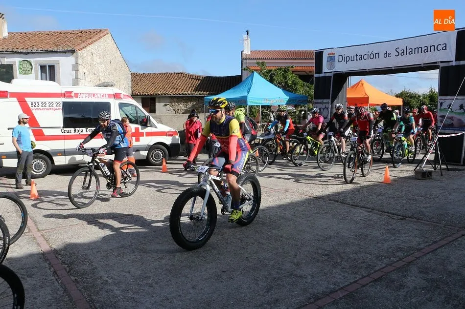 Foto 6 - David L&oacute;pez y Beatriz S&aacute;nchez triunfan en la IV BTT Entresierras