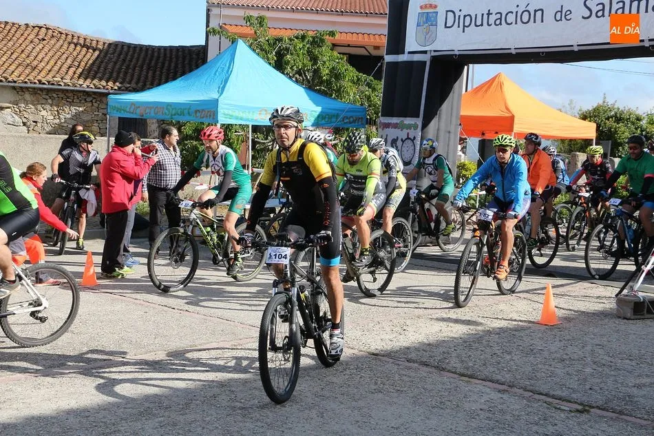 Foto 5 - David L&oacute;pez y Beatriz S&aacute;nchez triunfan en la IV BTT Entresierras