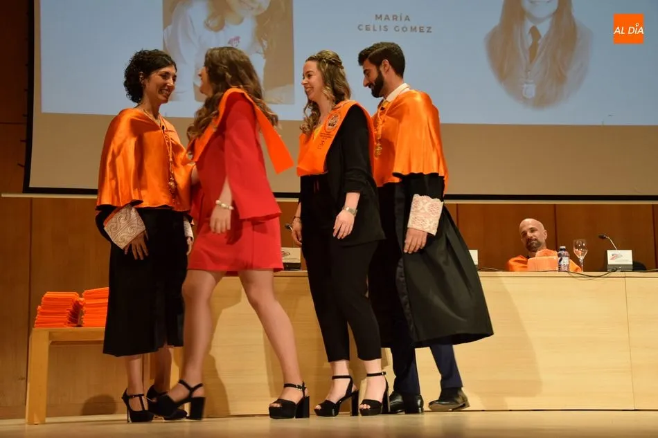 Foto 10 - Los nuevos titulados en Administraci&oacute;n y Direcci&oacute;n de Empresas celebran su graduaci&oacute;n