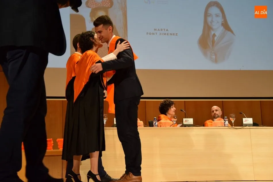 Foto 4 - Los nuevos titulados en Administraci&oacute;n y Direcci&oacute;n de Empresas celebran su graduaci&oacute;n