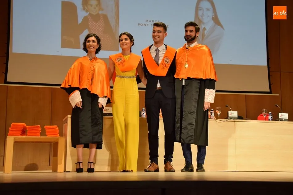 Foto 2 - Los nuevos titulados en Administraci&oacute;n y Direcci&oacute;n de Empresas celebran su graduaci&oacute;n