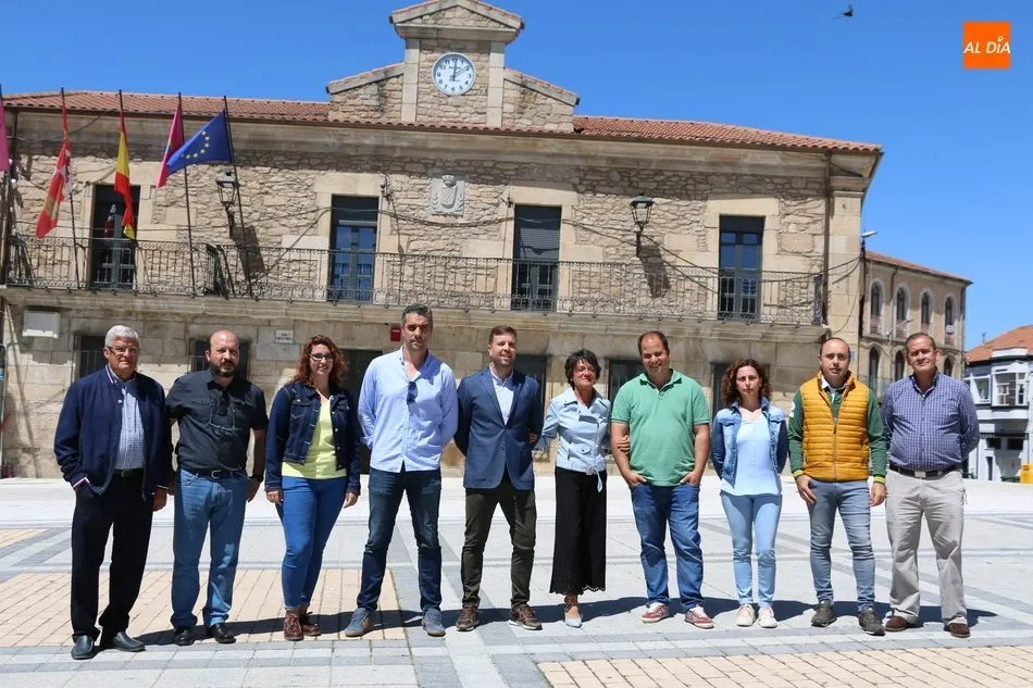 Foto 2 - El PP presenta su candidatura al Ayuntamiento de Vitigudino con una mujer al frente y un equipo...